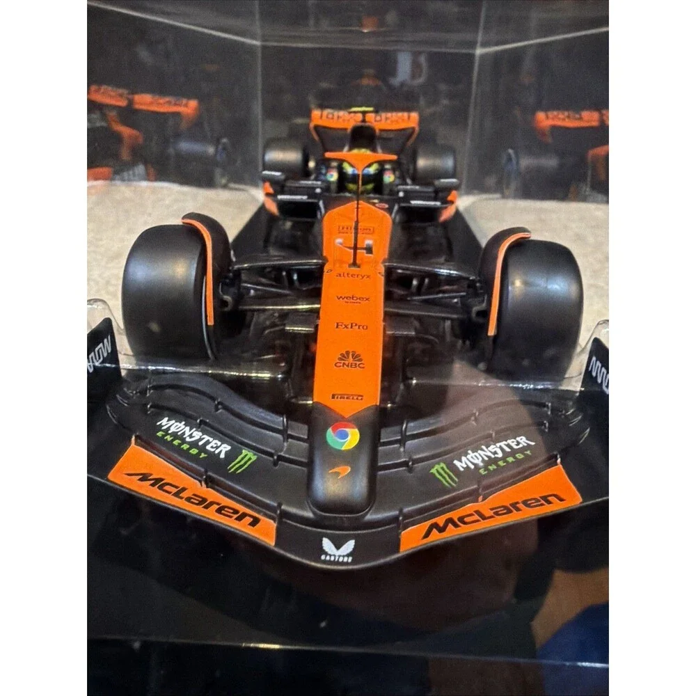 Bburago McLaren MCL38 Miami Grand Prix 2024 – Lando Norris #4  1:24 display case